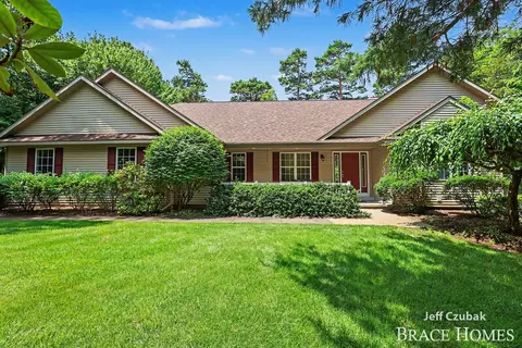 2336 Forest Trail Cir, Fennville, MI 49408