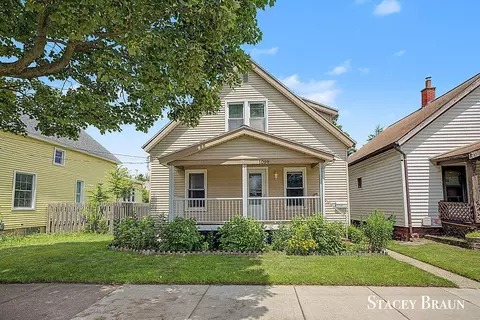 1009 Courtney St NW, Grand Rapids, MI 49504