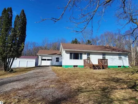 7495 E Mcbrides Rd, Edmore, MI 48829