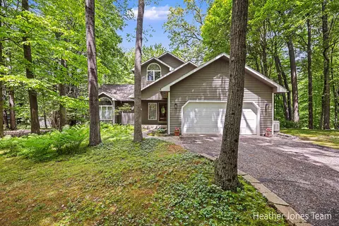 10288 Hathaway Dr, Greenville, MI 48838