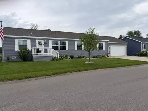 3688 Hollyfield Dr, Cedar Springs, MI 49319