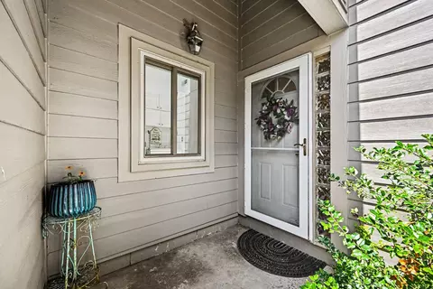 620 Peninsula Ct, Ann Arbor, MI 48105