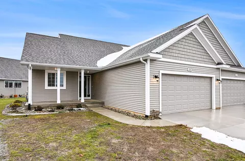497 Mckinley Ct, Three Rivers, MI 49093