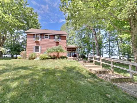 4616 W Fox Farm Rd, Manistee, MI 49660
