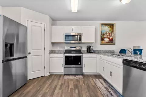 Kitchen - 16901 Aberdeen Dr, Romulus, MI 48174 photo 4 of 4
