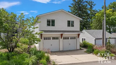 7007 Goldenrod Ave NE, Rockford, MI 49341