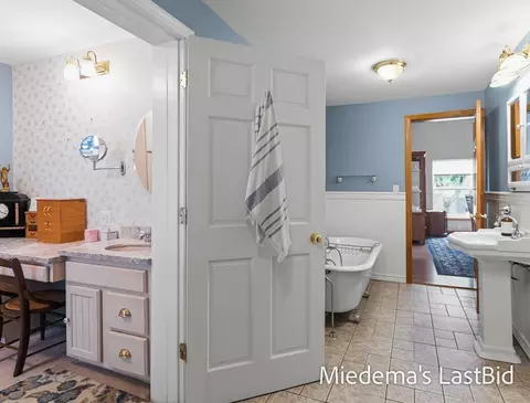 Bath - 12915 Cassidy Rd, Bellevue, MI 49021 photo 1 of 4