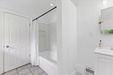 Bath - 204 Orange St, Jackson, MI 49202 photo 3 of 3