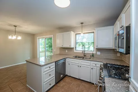 Kitchen - 1511 Springbrook Dr, Jenison, MI 49428 photo 5 of 6