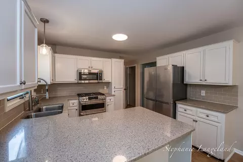 Kitchen - 1511 Springbrook Dr, Jenison, MI 49428 photo 4 of 6