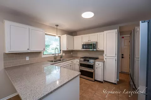 Kitchen - 1511 Springbrook Dr, Jenison, MI 49428 photo 3 of 6