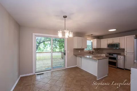 Kitchen - 1511 Springbrook Dr, Jenison, MI 49428 photo 2 of 6