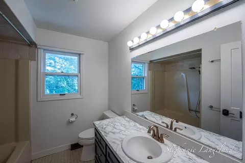 Bath - 1511 Springbrook Dr, Jenison, MI 49428 photo 1 of 2