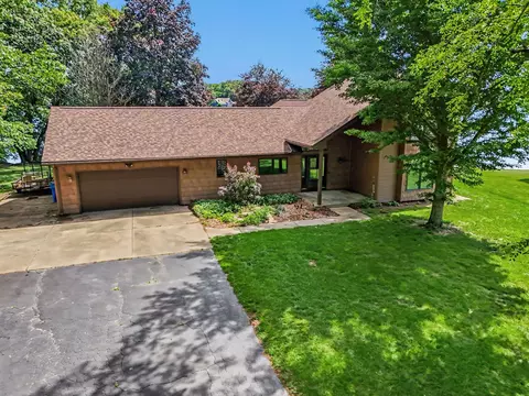 61916 Camel Bay Dr, Sturgis, MI 49091