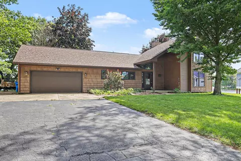 61916 Camel Bay Dr, Sturgis, MI 49091