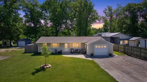 569 Round Lake Dr, Michigan Center, MI 49254