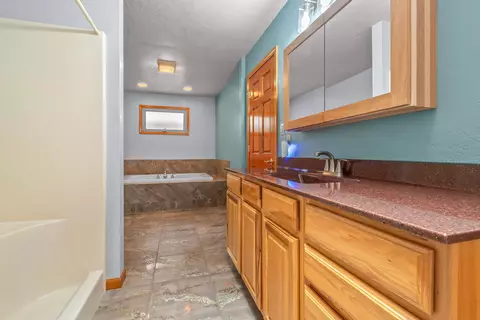 Bath - 11971 Bradley Dr, Jerome, MI 49249 photo 1 of 6