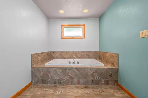 Bath - 11971 Bradley Dr, Jerome, MI 49249 photo 3 of 6
