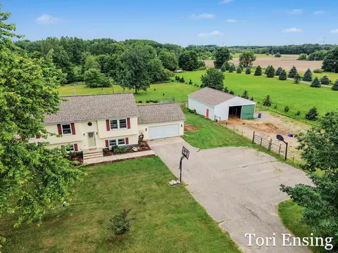 9137 Peterson St NE, Rockford, MI 49341
