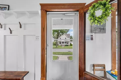 Entry Way - 628 Ellery Ave, Jackson, MI 49202 photo 1 of 3