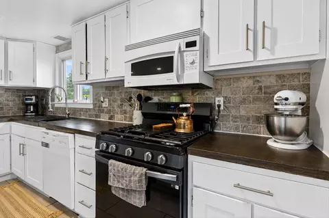 Kitchen - 628 Ellery Ave, Jackson, MI 49202 photo 2 of 2