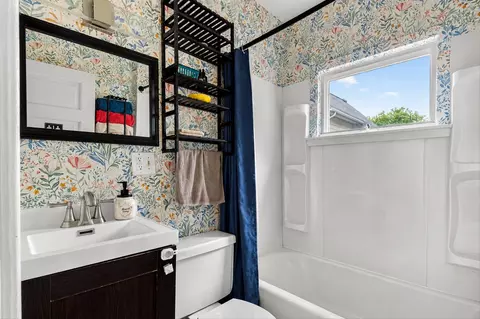 Bath - 628 Ellery Ave, Jackson, MI 49202 photo 1 of 2