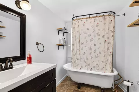 Bath - 628 Ellery Ave, Jackson, MI 49202 photo 2 of 2
