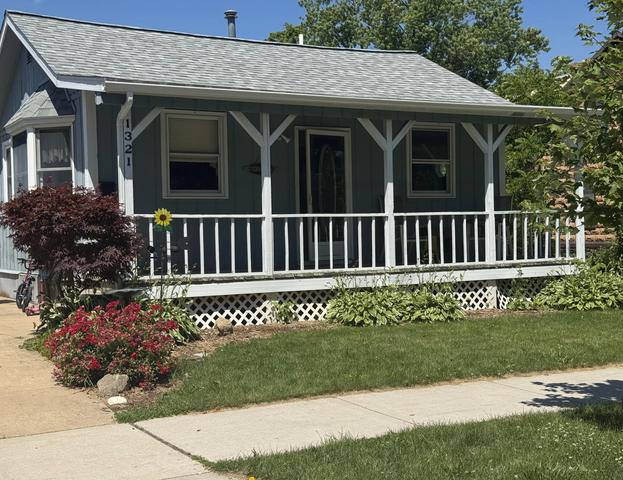 1321 Pearl St, Lake Odessa, MI 48849