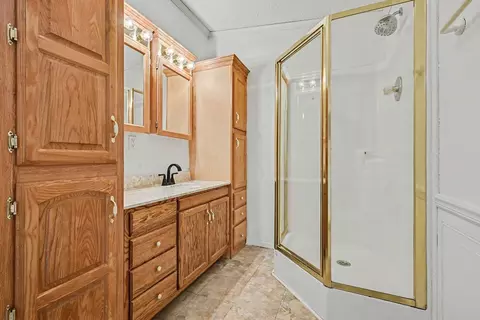 Bath - 13191 Harder Rd, Three Rivers, MI 49093 photo 2 of 4