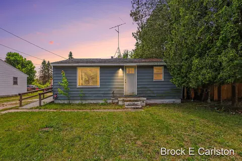 643 E Sternberg Rd, Norton Shores, MI 49441