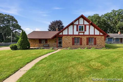 2423 Ridgefield Rd, Portage, MI 49024