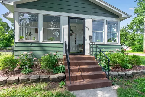 Exterior - 302 Hill St, Jackson, MI 49202 photo 3 of 14