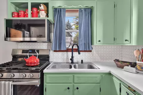 Kitchen - 302 Hill St, Jackson, MI 49202 photo 2 of 3