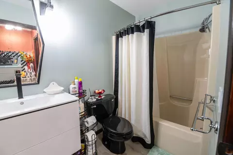 Bath - 989 Mccabe Ave NE, Ada, MI 49301 photo 2 of 4