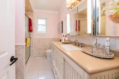 Bath - 989 Mccabe Ave NE, Ada, MI 49301 photo 3 of 4