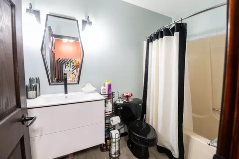 Bath - 989 Mccabe Ave NE, Ada, MI 49301 photo 1 of 4