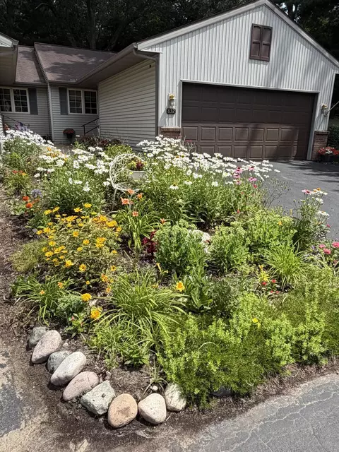 832 Highbanks Dr #19, Allegan, MI 49010