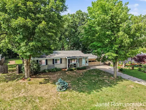 11141 Woodbushe Dr SE, Lowell, MI 49331