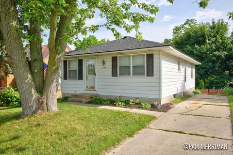 1735 Woodworth St NE, Grand Rapids, MI 49525