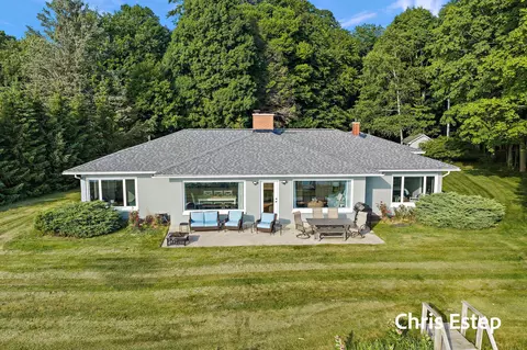 3787 N Scenic Dr, Muskegon, MI 49445