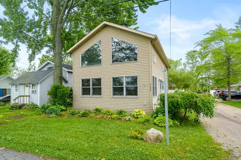 11065 E Indian Lake Dr, Vicksburg, MI 49097