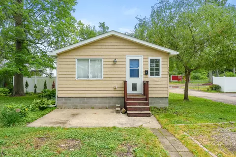 7949 Oak St, Vicksburg, MI 49097