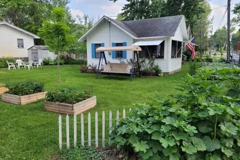 11055 E Indian Lake Dr, Vicksburg, MI 49097