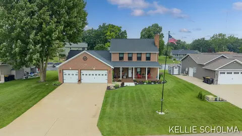 12814 Theris Dr, Wayland, MI 49348