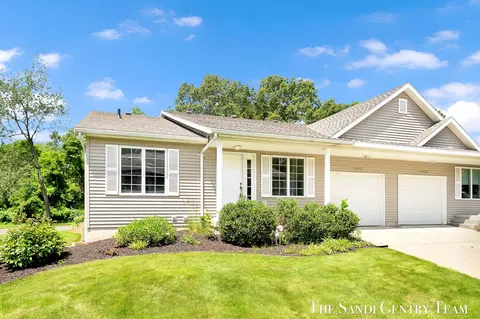 17632 Dustin Dr, Spring Lake, MI 49456