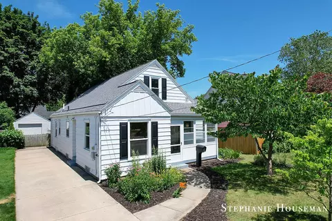 933 Mayhew Wood Dr SE, Grand Rapids, MI 49507
