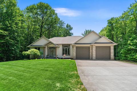 16528 Hemlock Dr, Spring Lake, MI 49456
