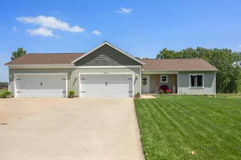 5242 N Point Dr, Pierson, MI 49339