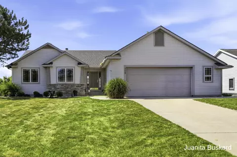 298 Creekside Dr, Coopersville, MI 49404