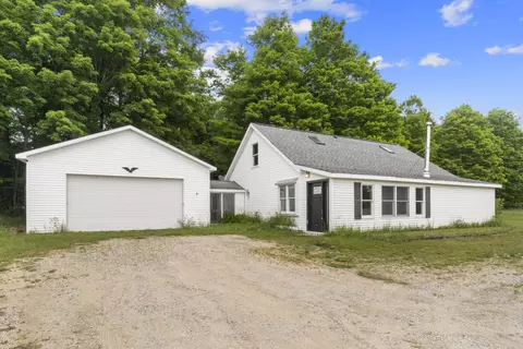 10080 Homestead Rd, Beulah, MI 49617